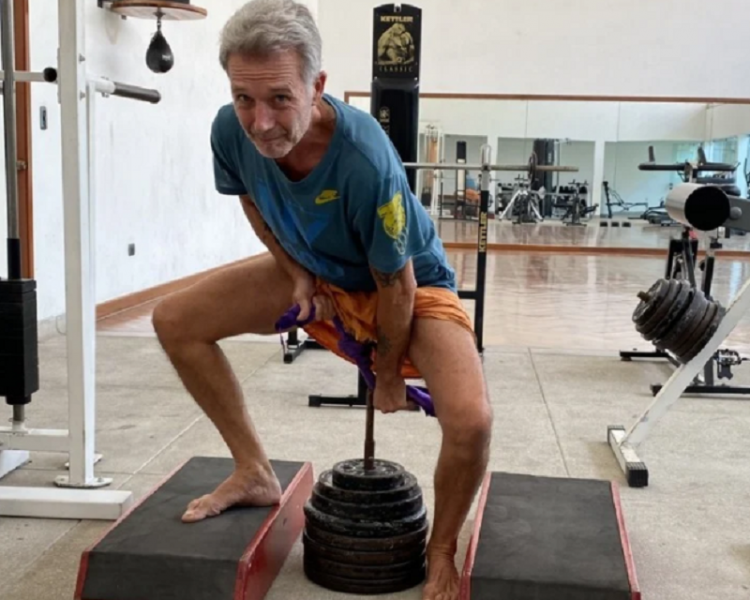 Un yogui argentino salta a la fama tras levantar 75 kilogramos con sus testículos