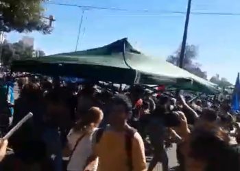 Organizaciones sociales y piqueteras tuvieron un enfrentamiento con la Policía en Casa de Gobierno