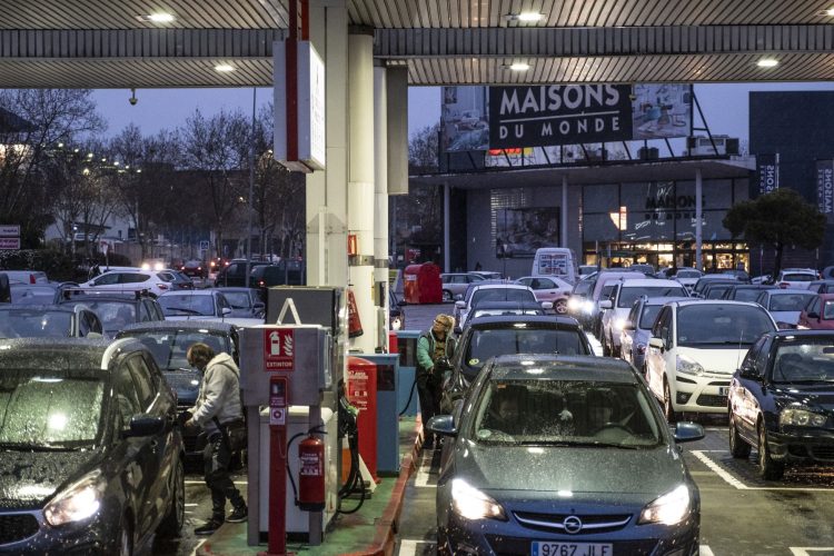DVD 1097 (11/03/22)   Alcorcón, Madrid.
Colas de coche para repostar gasolina en una gasolinera low cost de autoservicio, en la zona comercial de Parque Oeste, Alcorcón.
David Expósito.