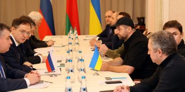 En un difícil escenario, Rusia y Ucrania se reúnen en Bielorrusia con la intención de llegar a la tregua