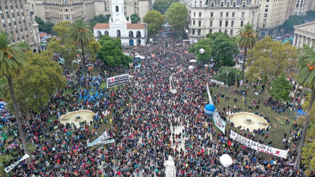 Una multitud se congregó en Plaza de Mayo para conmemorar el Día de la Memoria