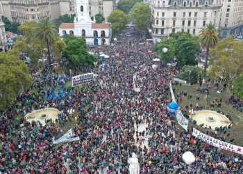 Una multitud se congregó en Plaza de Mayo para conmemorar el Día de la Memoria