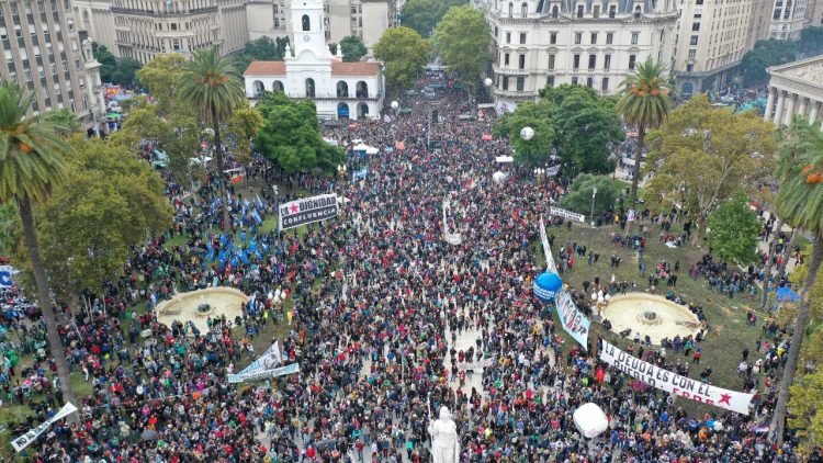 Una multitud se congregó en Plaza de Mayo para conmemorar el Día de la Memoria