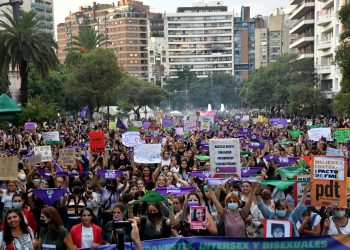 Una multitud de mujeres reiteró en la calle los reclamos de la agenda de género