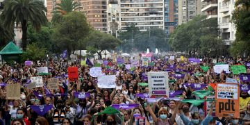 Una multitud de mujeres reiteró en la calle los reclamos de la agenda de género