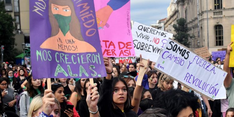 Una multitud de mujeres reiteró en la calle los reclamos de la agenda de género