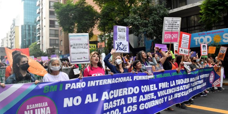 Una multitud de mujeres reiteró en la calle los reclamos de la agenda de género