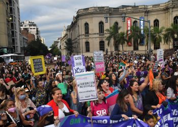 Una multitud de mujeres reiteró en la calle los reclamos de la agenda de género