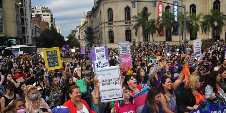 Una multitud de mujeres reiteró en la calle los reclamos de la agenda de género