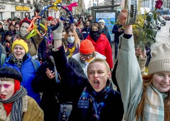 Las mujeres se manifiestan en todo el mundo por sus derechos y no olvidan el conflicto en Ucrania