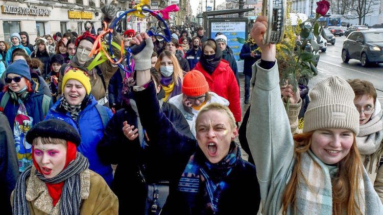 Las mujeres se manifiestan en todo el mundo por sus derechos y no olvidan el conflicto en Ucrania