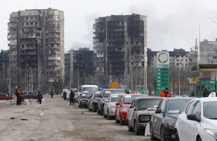 Una larga caravana de autos busca huir de la ciudad portuaria de Mariupol, que tiene 430.000 habitantes y ha sido de las más golpeadas por el conflicto.
