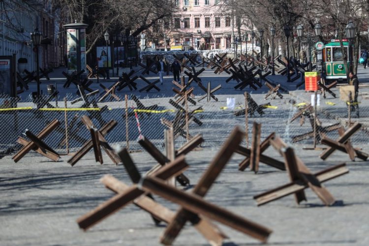 Barricadas en la ciudad ucraniana de Odessa, sobre el mar Negro, que ayer sufrió el primer bombardeo de Rusia.