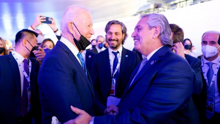 Alberto Fernández junto a Joe Biden en el G20.