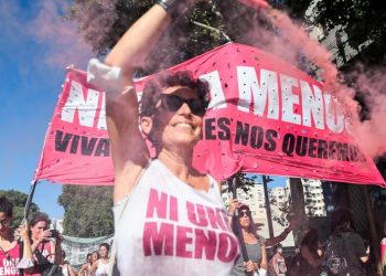 Miles de mujeres y disidencias reclaman ante el Congreso con la consigna «la deuda es con nosotras»