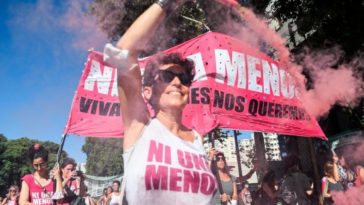 Miles de mujeres y disidencias reclaman ante el Congreso con la consigna "la deuda es con nosotras"