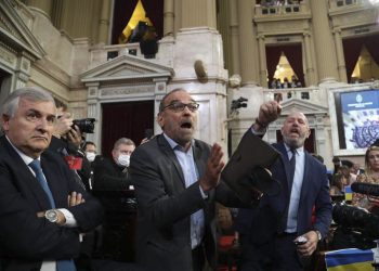 El acuerdo con el FMI será «sin ajustes», prometió el Presidente ante un acalorado Parlamento