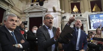 El acuerdo con el FMI será «sin ajustes», prometió el Presidente ante un acalorado Parlamento