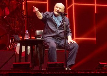 Phil Collins se despide definitivamente de los escenarios por problemas de salud
