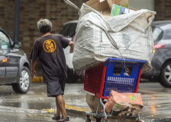 El índice de pobreza retrocedió al 37,3% en el segundo semestre de 2021