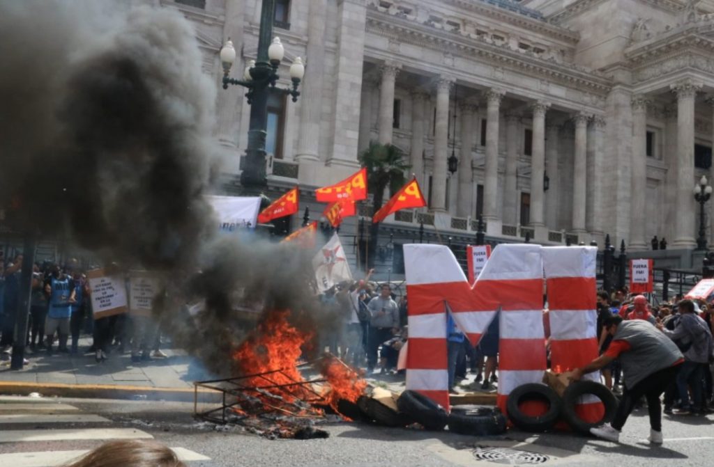 Múltiples incidentes y tensión frente al Congreso en contra del acuerdo con el FMI