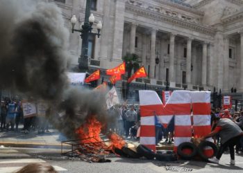 Múltiples incidentes y tensión frente al Congreso en contra del acuerdo con el FMI