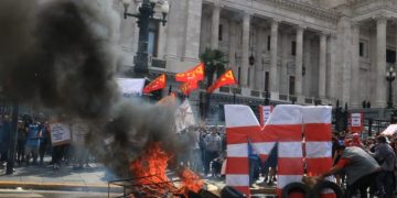 Múltiples incidentes y tensión frente al Congreso en contra del acuerdo con el FMI