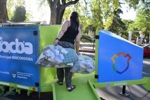 Instalan un tráiler de reciclaje para residuos secos en el Parque Sarmiento