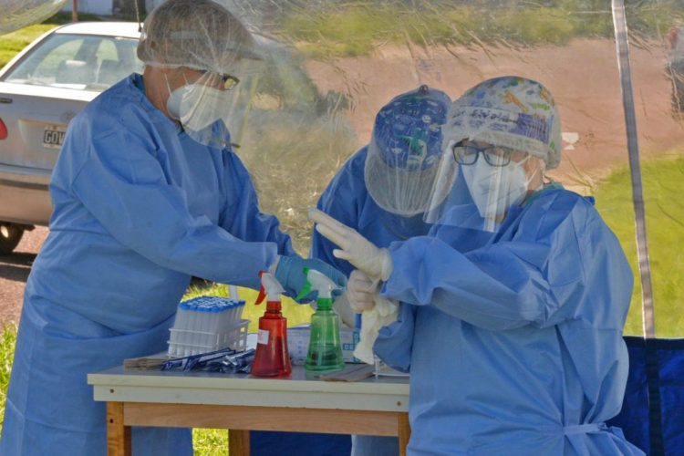 Otras cinco personas murieron y 818 resultaron infectadas de Covid-19 en las últimas 24 horas