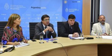 El salario mínimo aumentará 45% en cuatro tramos y llegará a $ 47.850 a fin de año