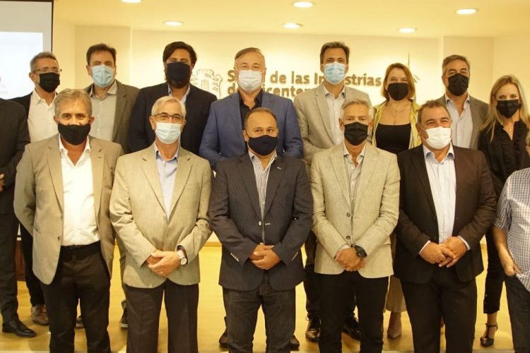 El ministro Acastello, junto a los integrantes de la Cámara de la Construcción.