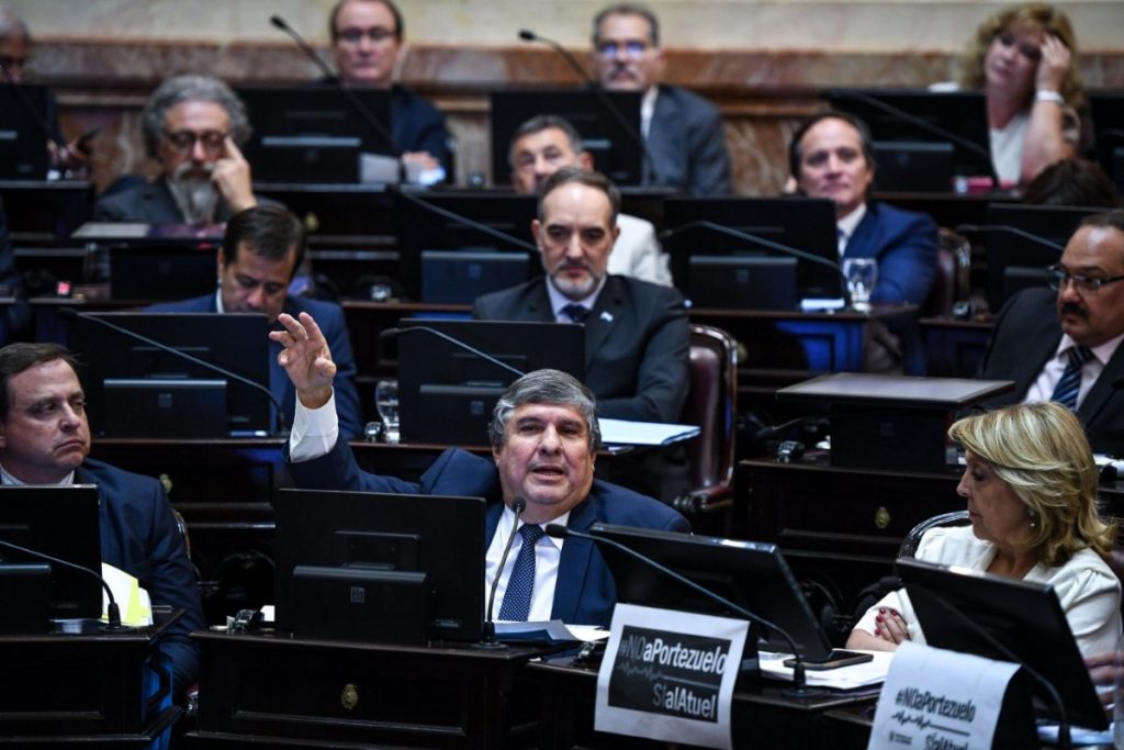 Senadores del FdT presentaron proyecto para pagar al FMI con fondos fugados del país