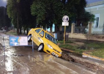 Un taxista se salvó de milagro luego de hundirse en una zanja