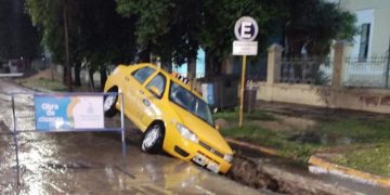 Un taxista se salvó de milagro luego de hundirse en una zanja