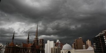 Además, se advierte sobre la posibilidad de crecidas repentinas en ríos serranos e importantes disminuciones de visibilidad y calzada resbaladiza en rutas y vías de la provincia.