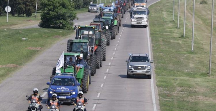 Convocan a un “tractorazo” en repudio a la suba de retenciones