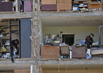 Ucrania bajo fuego desoye ultimátum ruso y rechaza la entrega de Mariupol