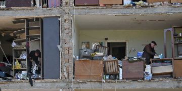 Ucrania bajo fuego desoye ultimátum ruso y rechaza la entrega de Mariupol