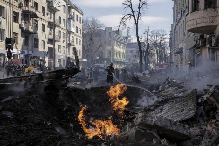 Un edificio de viviendas en llamas tras un ataque ruso en Járkiv, la segunda ciudad más grande de Ucrania.