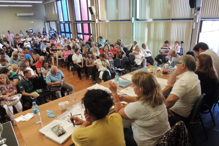 Docentes analizan en asambleas la oferta salarial de la Provincia