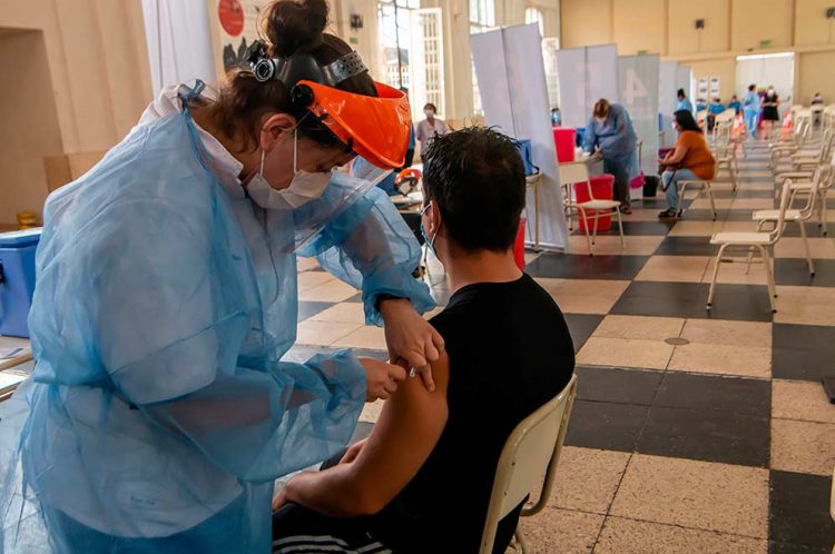 Comienza la aplicación de la cuarta dosis a mayores de 50, grupos de riesgo y personal de salud