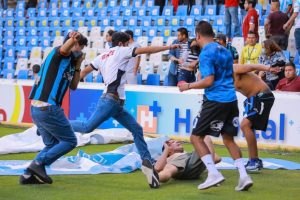 La Liga mexicana de fútbol se suspendió por graves incidentes durante un partido