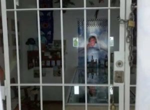 Una mujer vivió durante dos años en un panteón, junto a su esposo muerto
