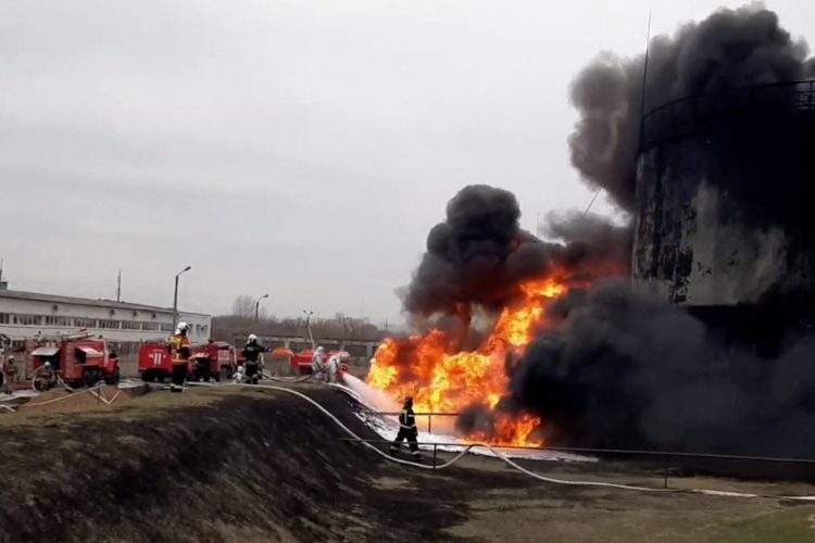 This video grab taken from a handout footage released by the Russian Emergencies Ministry on April 1, 2022 shows firemen working to extinguish a fire at a Rosneft fuel depot in the town of Belgorod, some 40 kilometres (25 miles) from Russia's border with Ukraine. - Ukrainian helicopters have carried out a strike on a fuel storage facility in Russia's western town of Belgorod, the local governor said on April 1. (Photo by Handout / Russian Emergencies Ministry / AFP) / RESTRICTED TO EDITORIAL USE - MANDATORY CREDIT "AFP PHOTO / Russian Emergencies Ministry / handout" - NO MARKETING NO ADVERTISING CAMPAIGNS - DISTRIBUTED AS A SERVICE TO CLIENTS