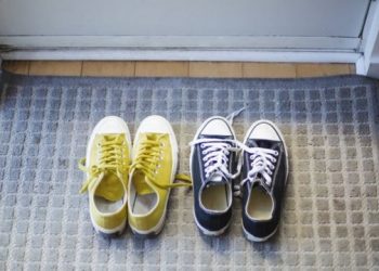 Dejar el calzado afuera de casa, una costumbre poco común pero repleta de beneficios