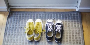 Dejar el calzado afuera de casa, una costumbre poco común pero repleta de beneficios