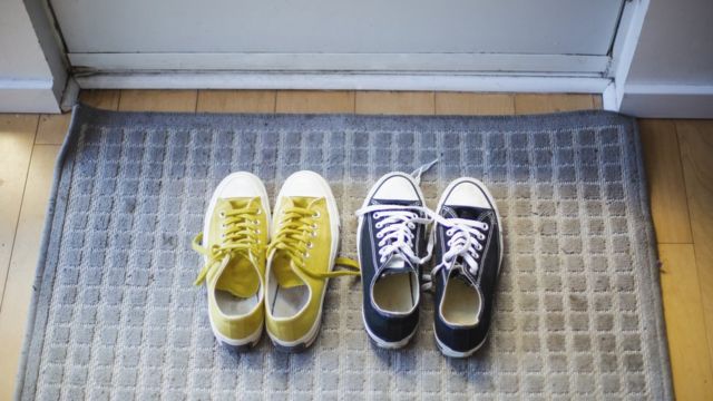 Dejar el calzado afuera de casa, una costumbre poco común pero repleta de beneficios
