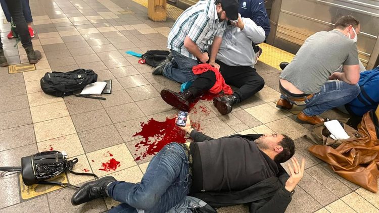 El ataque en hora pico dejó una decena de heridos en la estación de Brooklyn.