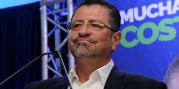 El economista Rodrigo Chaves ganó la presidencia de Costa Rica con más del 52% de los votos
