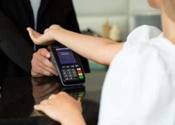 Así son los implantes de microchip que te permiten pagar con la mano